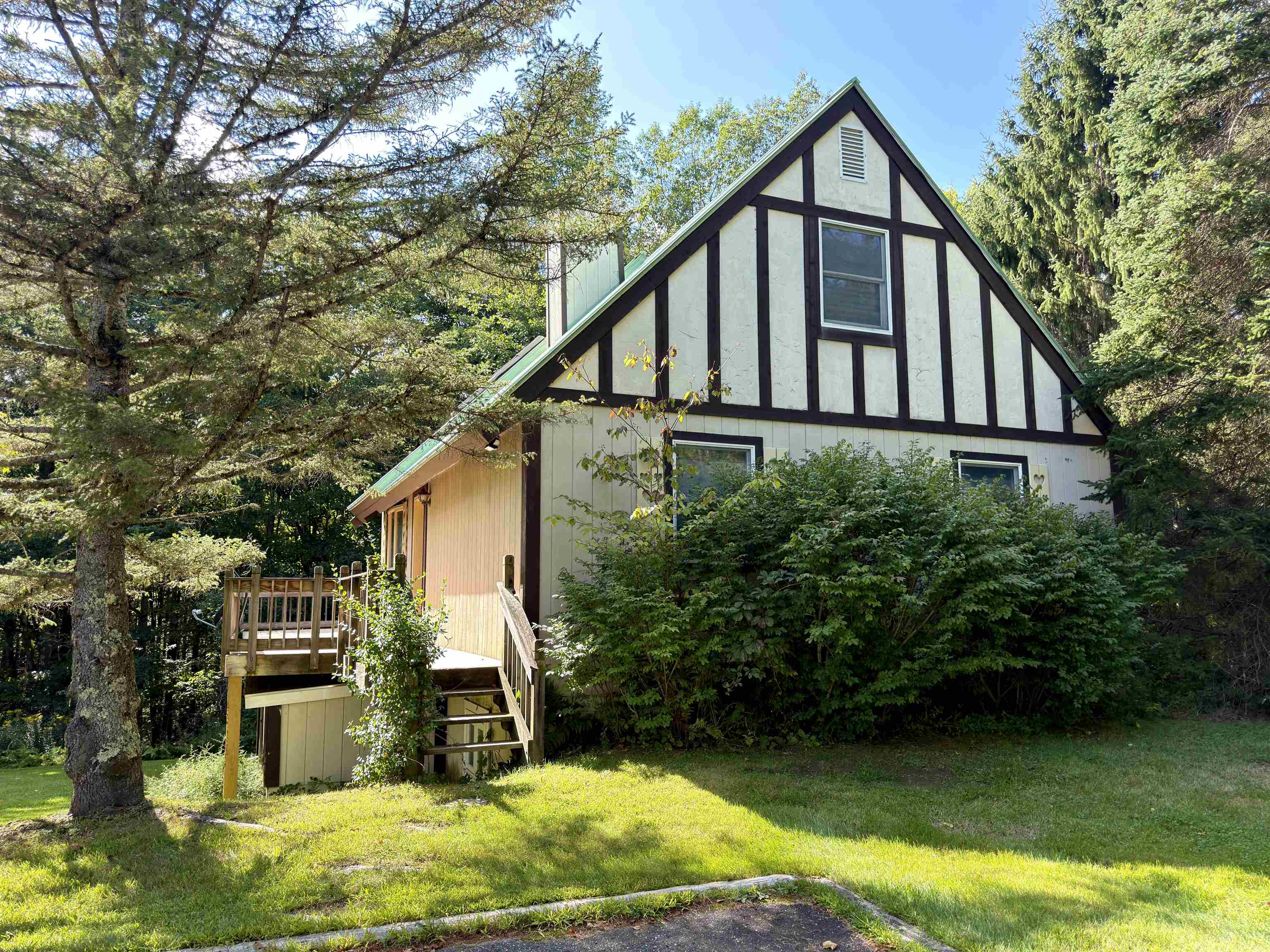 748 Barrows Road photo 3