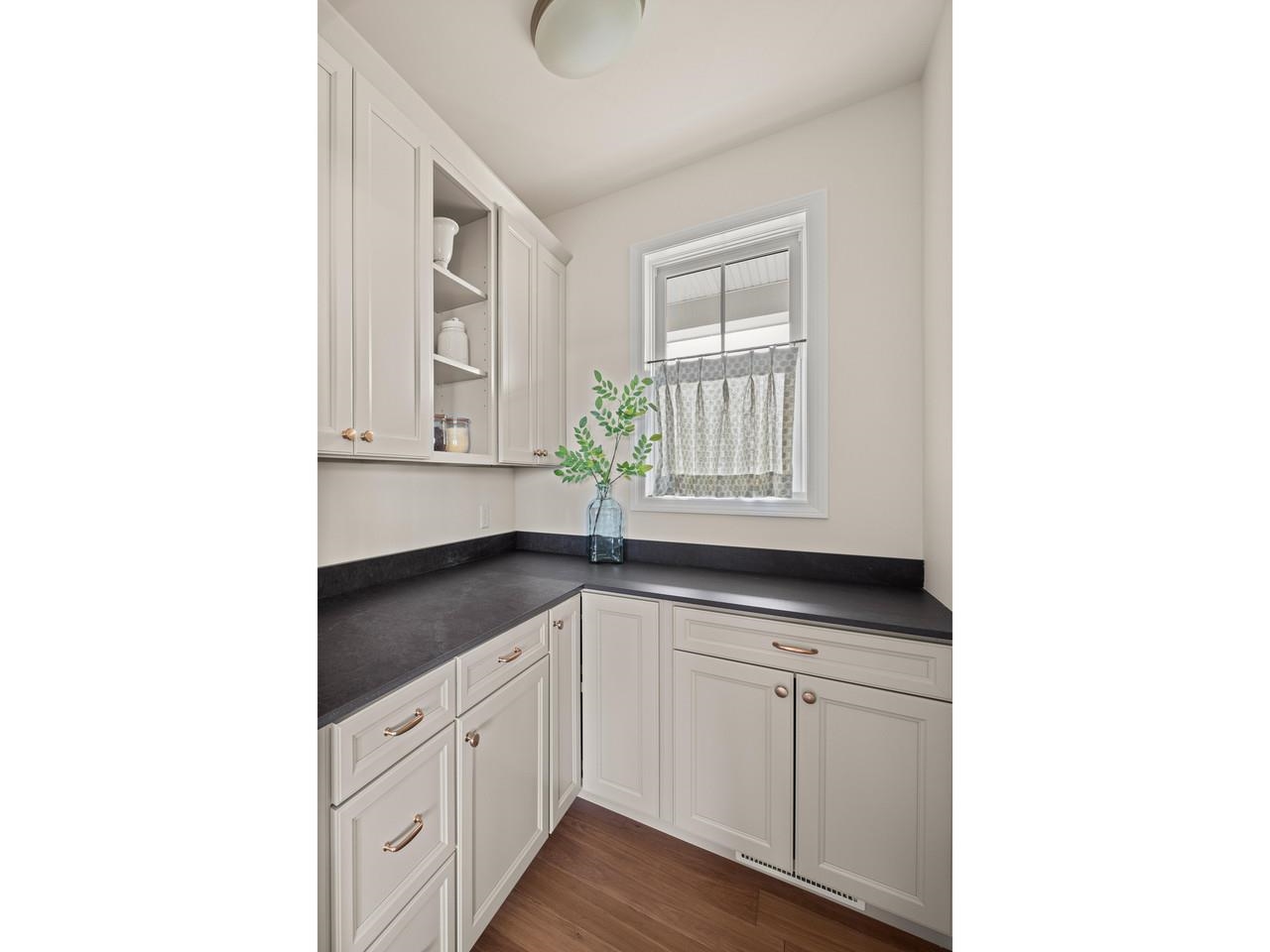 27 Leo Lane photo 6