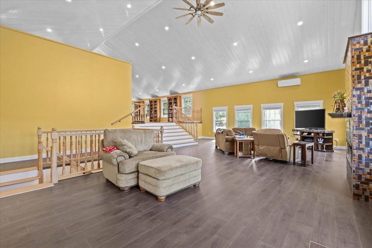 898 Gonyeau Road photo 11