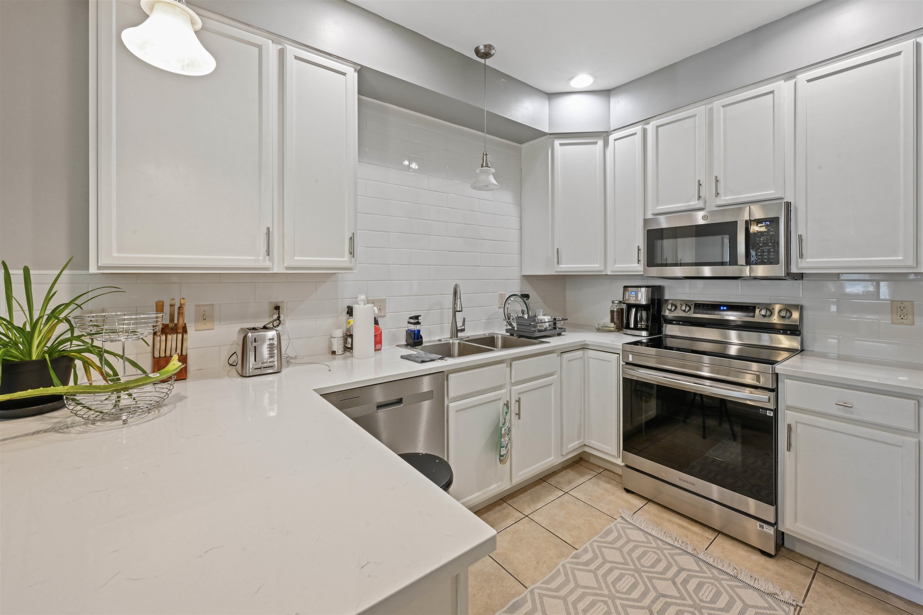 1044 North Avenue photo 2