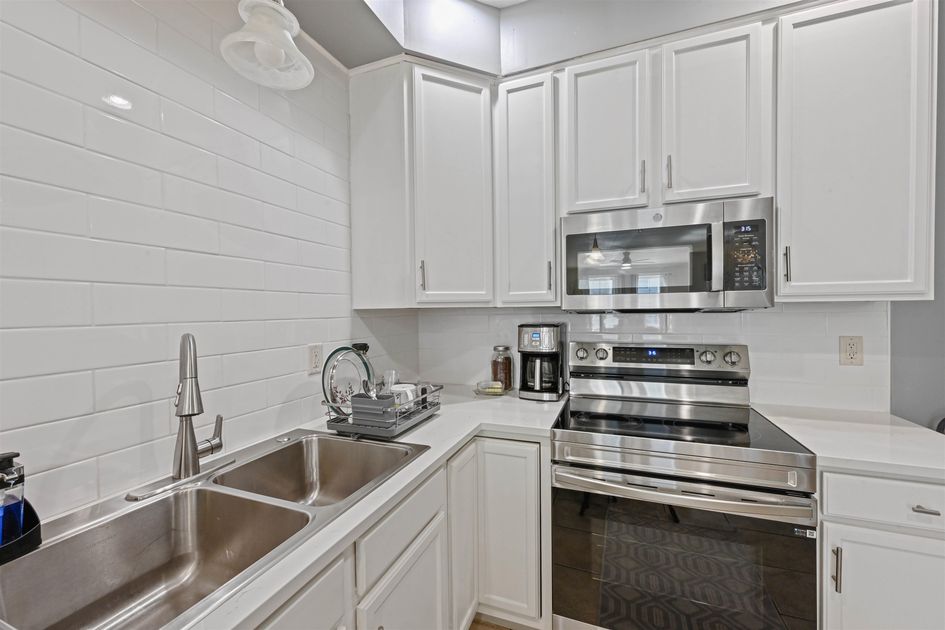 1044 North Avenue photo 3
