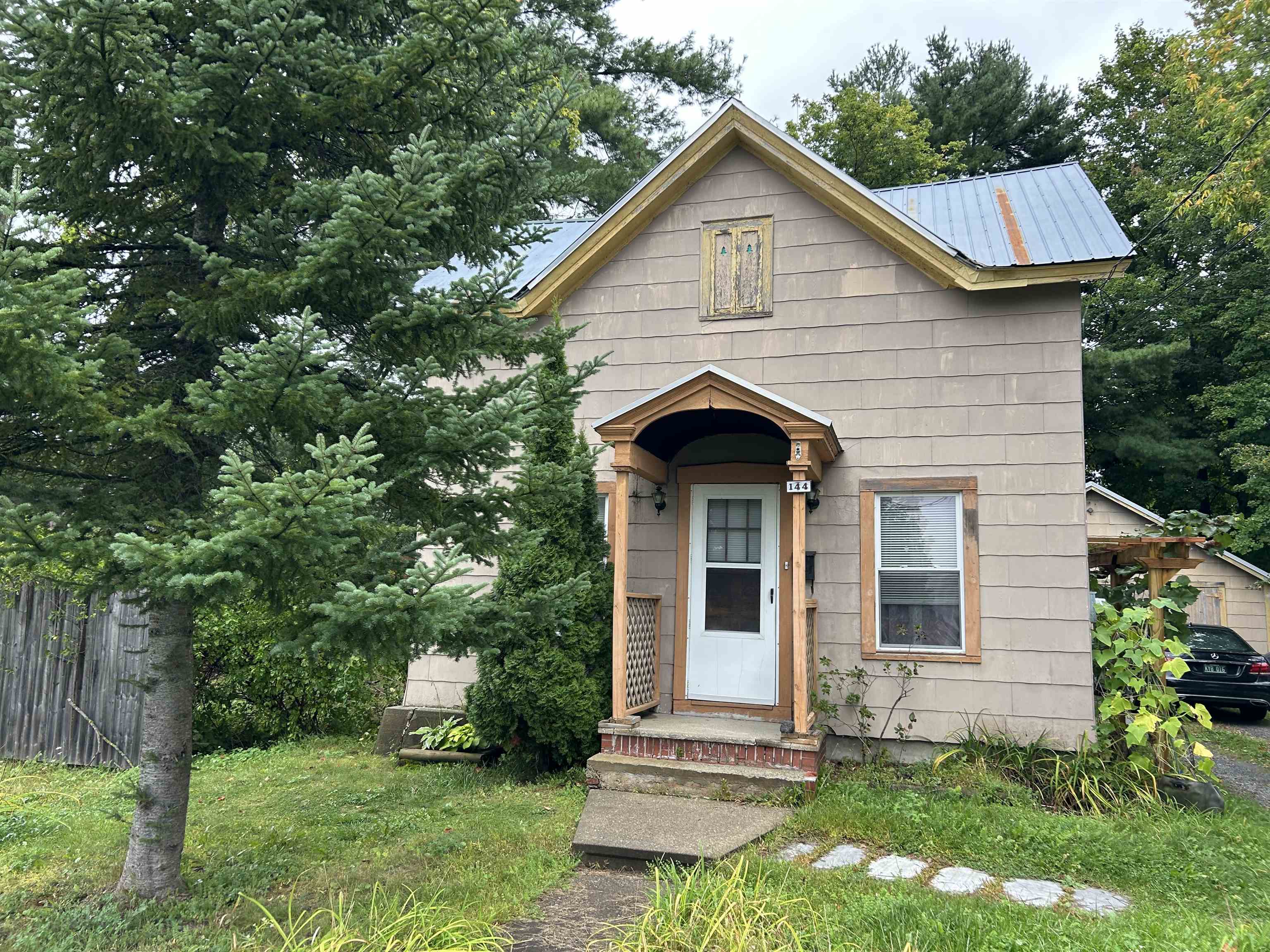 144 Forest Street photo 2