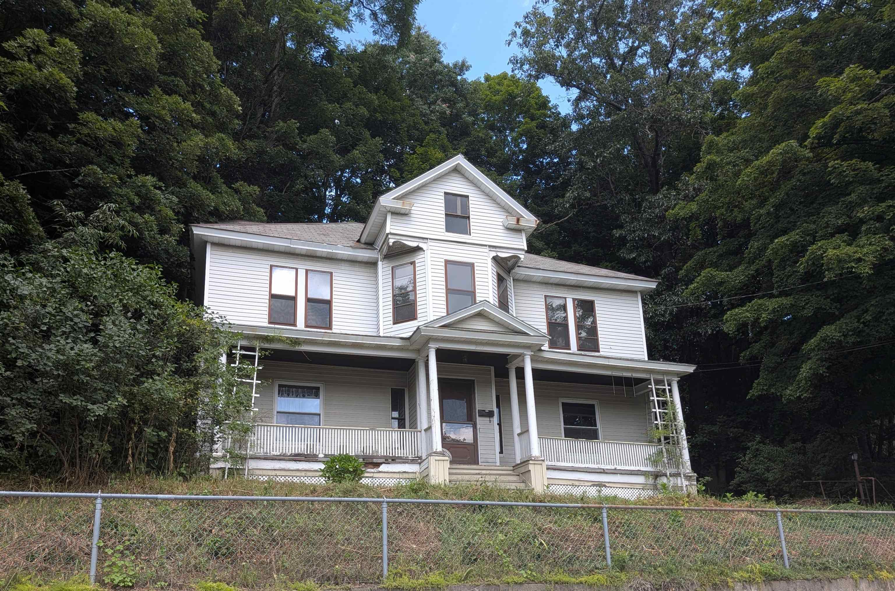 207 Elliot Street photo 1