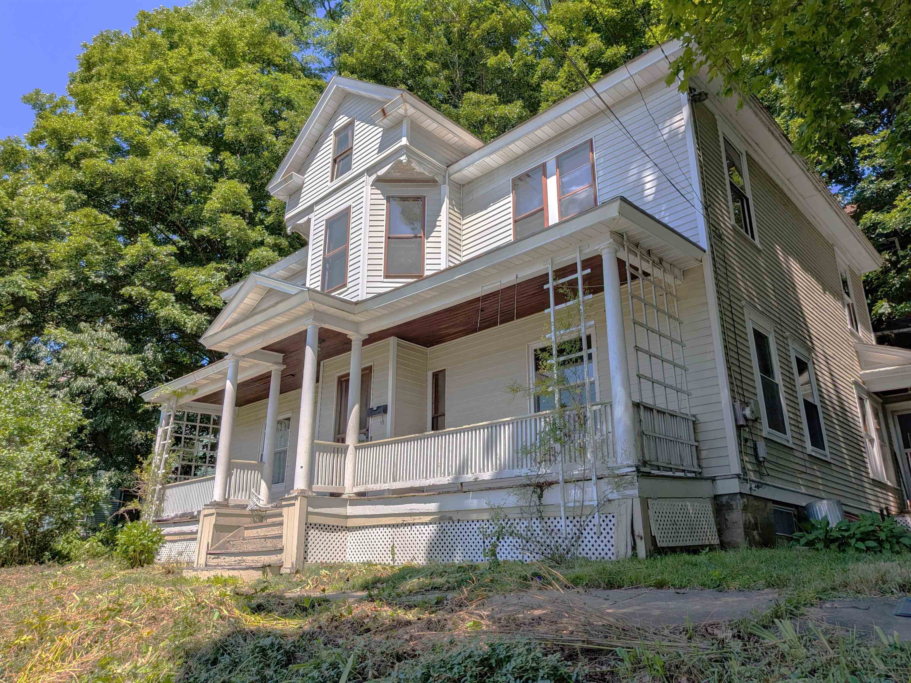207 Elliot Street photo 5