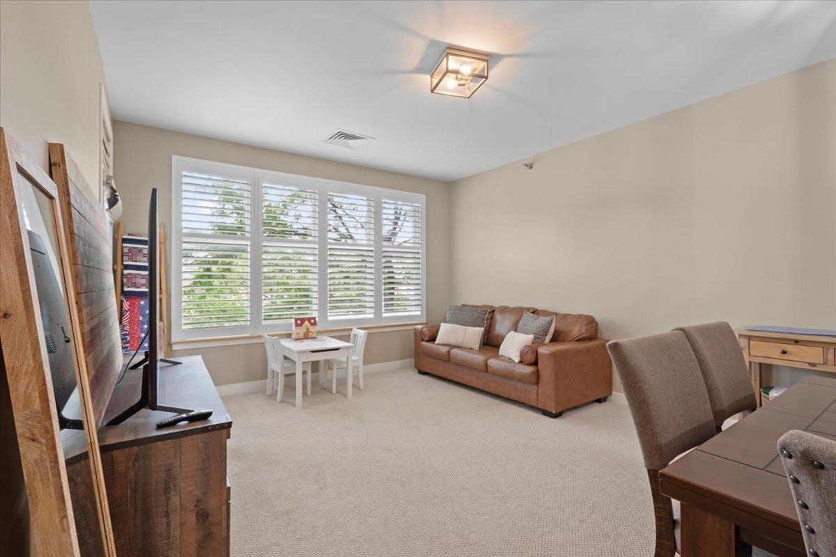 370 Farrell Street photo 7
