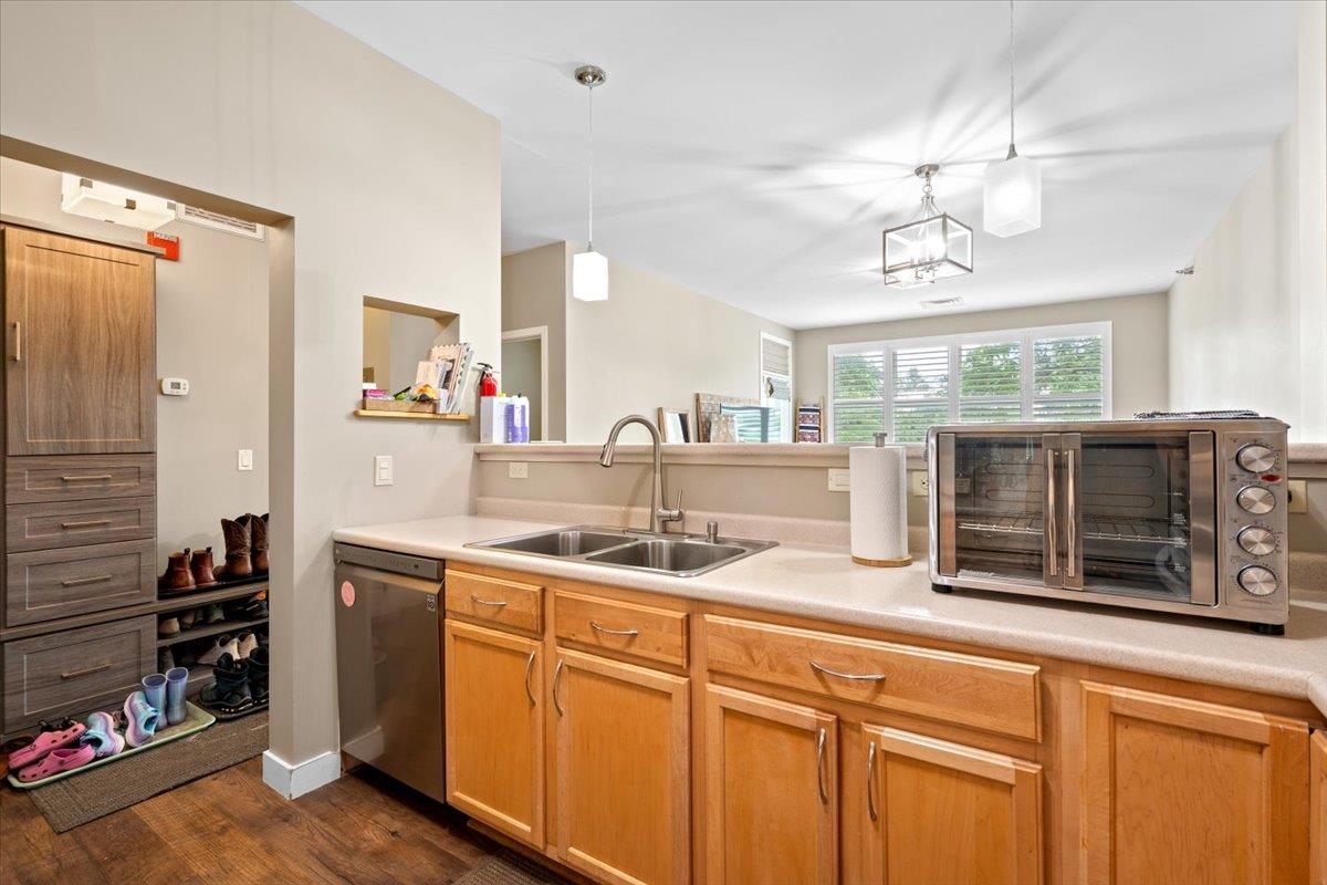 370 Farrell Street photo 8