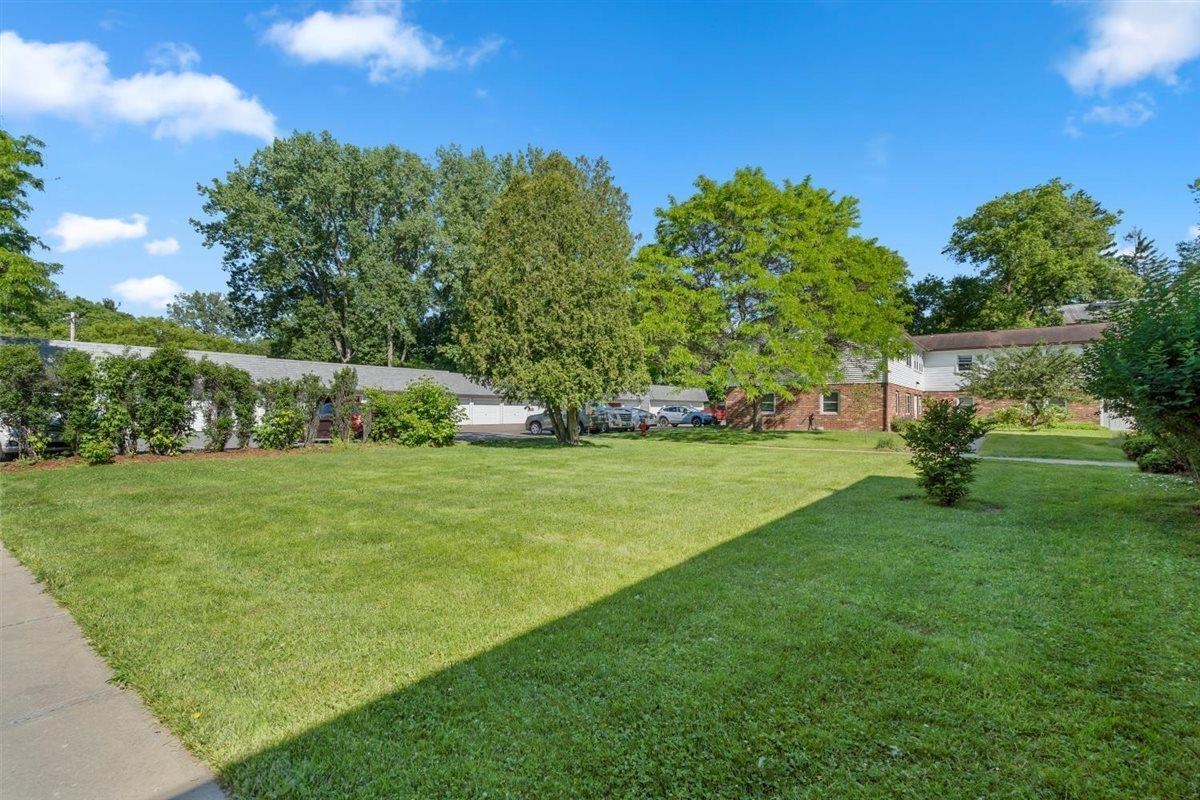 111 Sherwood Square photo 26