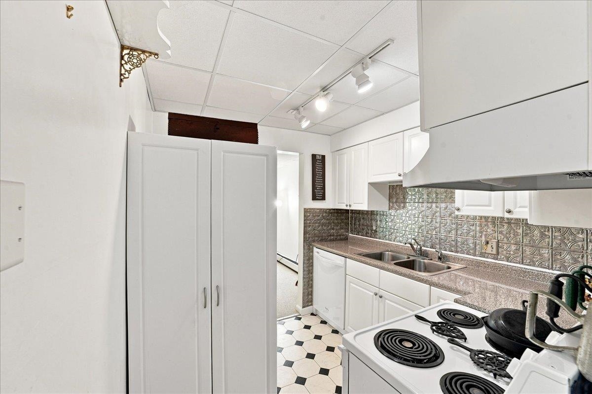 100 Kennedy Drive photo 11