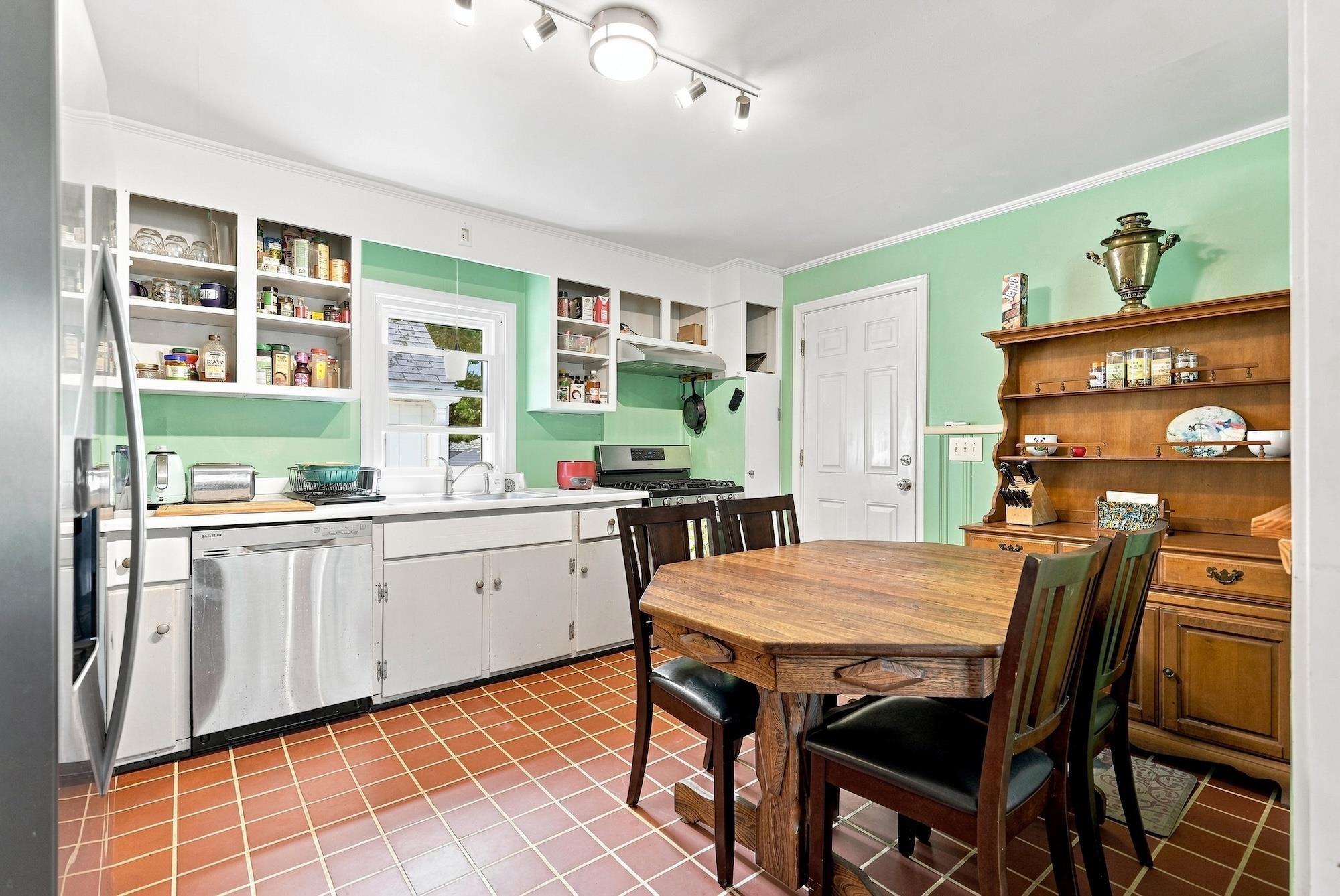 47 McIntosh Avenue photo 9
