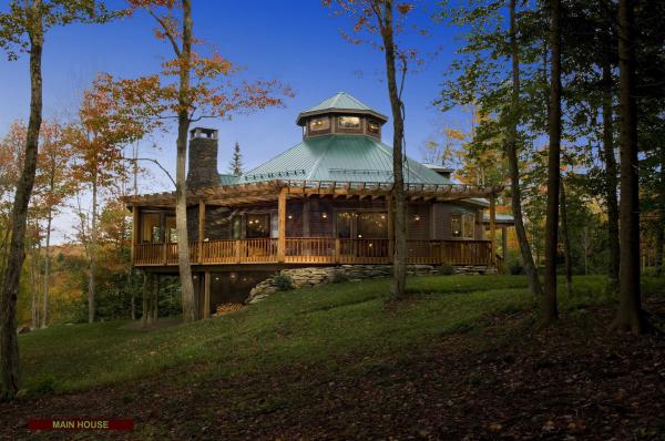 Single Family in Hyde Park VT