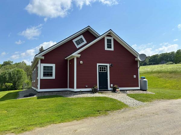 Single Family in Albany VT