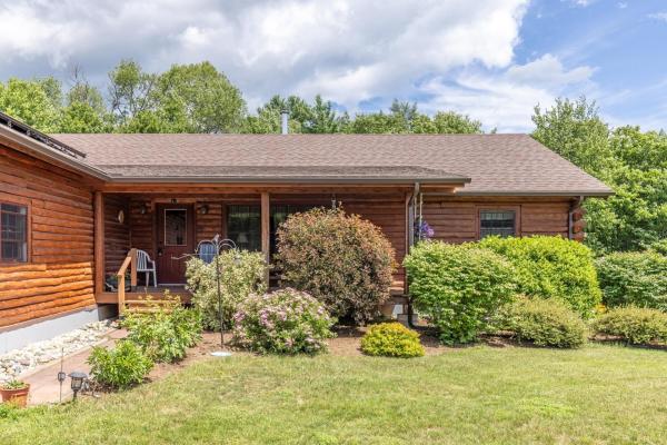 Single Family in Johnson VT