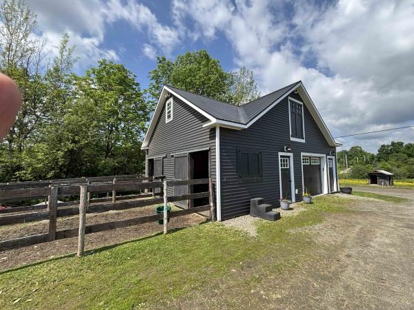 Single Family in Albany VT