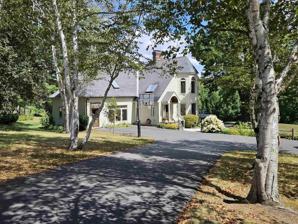 5 Hillwinds North Road